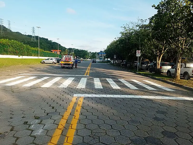 Avenida Santos Dumont recebe revitalização de sinalização viária