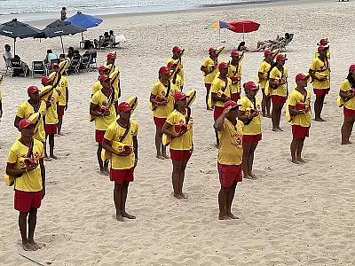 Guarujá recebe o reforço de mais 50 guarda-vidas temporários para a temporada de verão