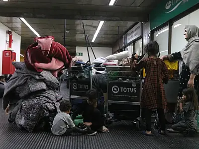 Mais de 140 afegãos estão acampados em aeroporto de São Paulo