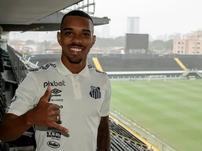 Lateral Lucas Pires renova com o Santos por mais quatro anos