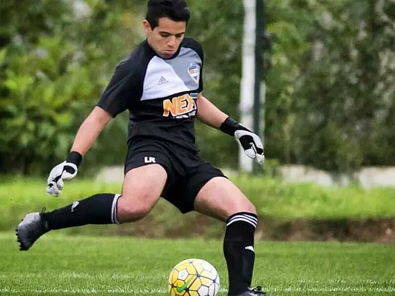 Com sonho de ser goleiro, jovem santista aceita desafio de ir jogar nos Estados Unidos