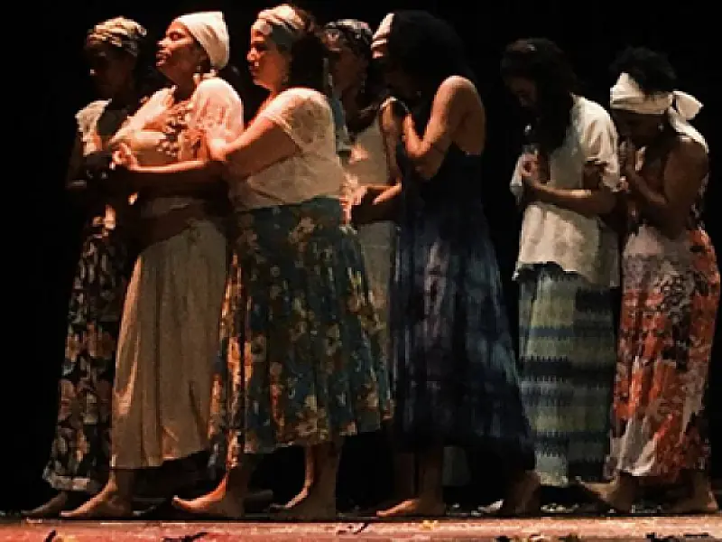 Com apresentações e oficinas no Guarujá coletivo Afroketu ocupa Arte no Lab