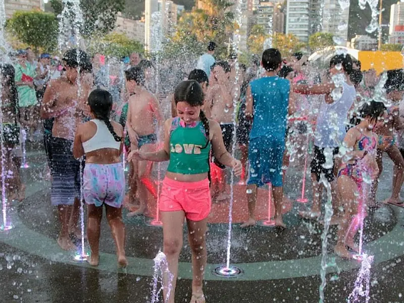 Fontes interativas garantem diversão e refresco para as crianças em Santos