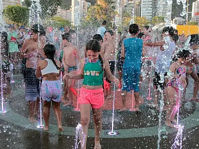 Fontes interativas garantem diversão e refresco para as crianças em Santos