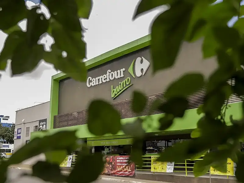 Justiça torna Carrefour réu por vazamento de óleo diesel em Santos