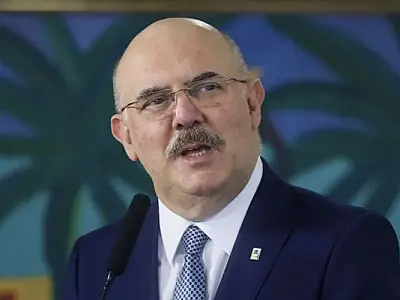 Arma de ex-ministro dispara acidentalmente em aeroporto e estilhaços atingem funcionária