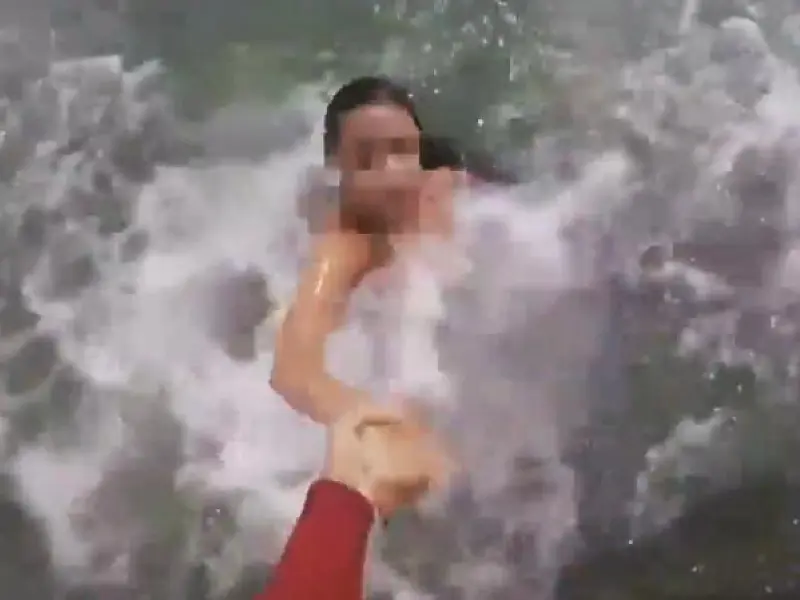 Veja o vídeo: guarda-vidas salva três menores de afogamento na Praia de Pitangueiras, em Guarujá