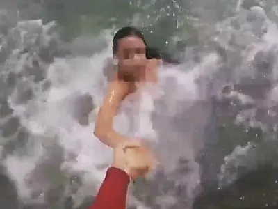 Veja o vídeo: guarda-vidas salva três menores de afogamento na Praia de Pitangueiras, em Guarujá