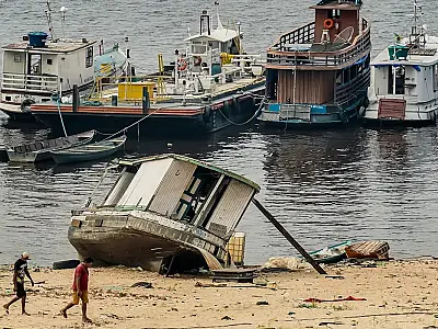 Com seca no Amazonas, ribeirinhos têm dificuldades para se locomover