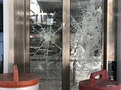 Elevador da passarela de acesso à travessia de barcas segue sem funcionar