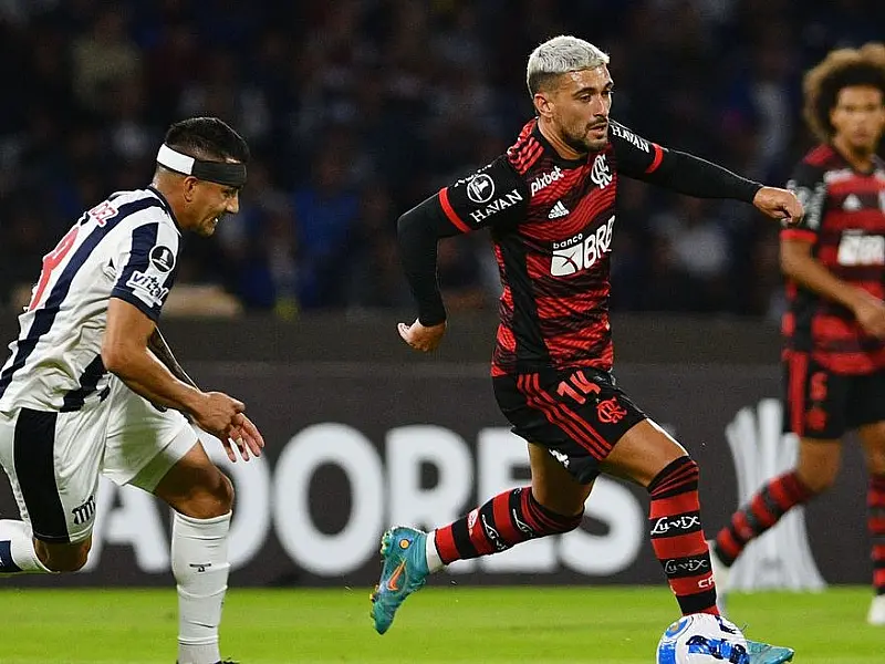 Flamengo joga mal, mas arranca empate com o Talleres