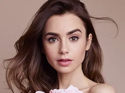 Lily Collins tem aliança de casamento furtada de hotel em Los Angeles