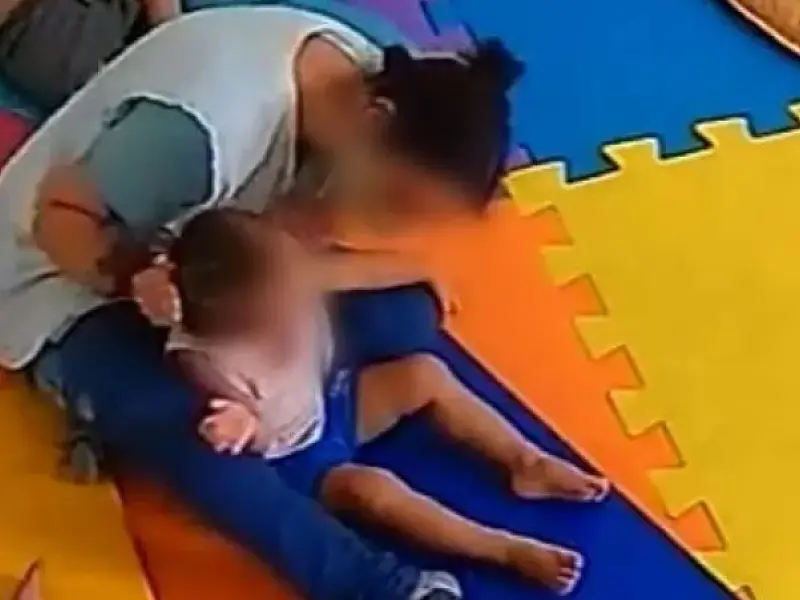 Professora é flagrada agredindo bebê em escola particular de Praia Grande