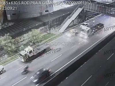 Pedestre é atropelado e morto à noite na SP-160, em São Vicente, causa bloqueio e lentidão