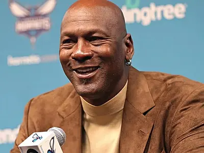 O jogador Michael Jordan entra na lista das pessoas mais ricas dos EUA