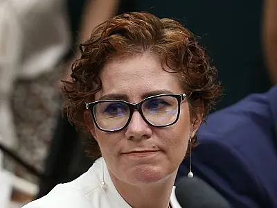 TSE multa deputada Zambelli em R$ 30 mil por fake news sobre e-Título