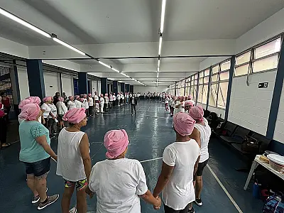Outubro Rosa começa com laço humano, leitura de cordel e dança para pacientes