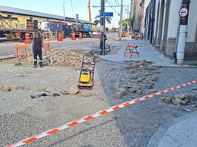 Renivelamento de rua em eixo turístico no Centro de Santos entra na fase final