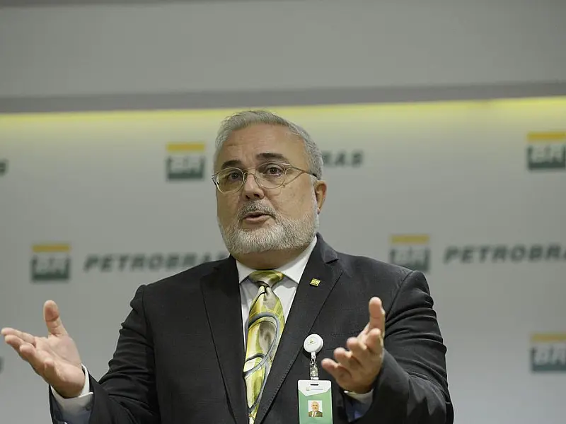 Presidente da Petrobras diz que pode reduzir preço da gasolina
