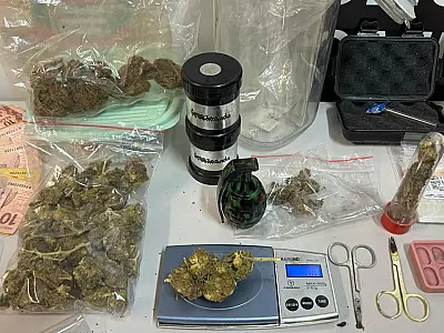 Duas mulheres acusadas de tráfico são presas com skunk e haxixe em flat no Gonzaga