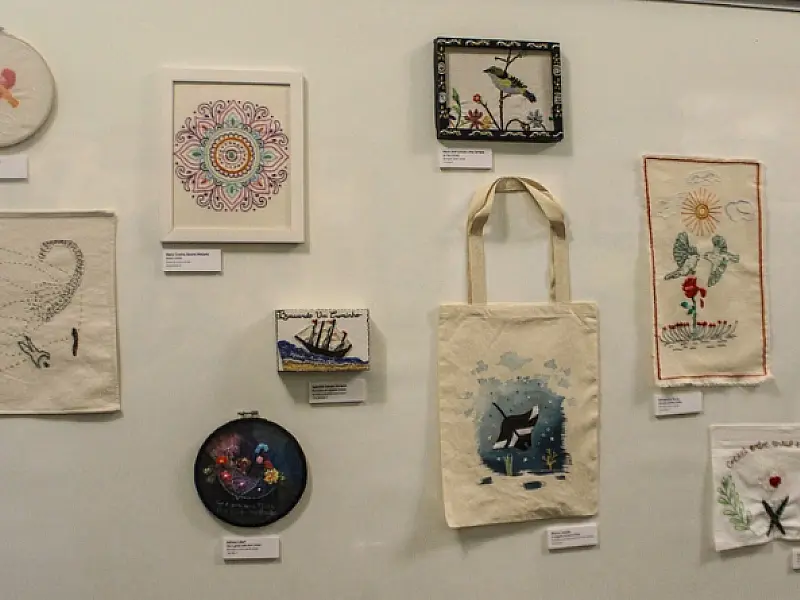 Exposição une arte, bordado e empreendedorismo em São Vicente