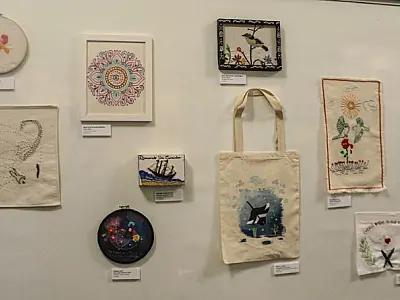 Exposição une arte, bordado e empreendedorismo em São Vicente