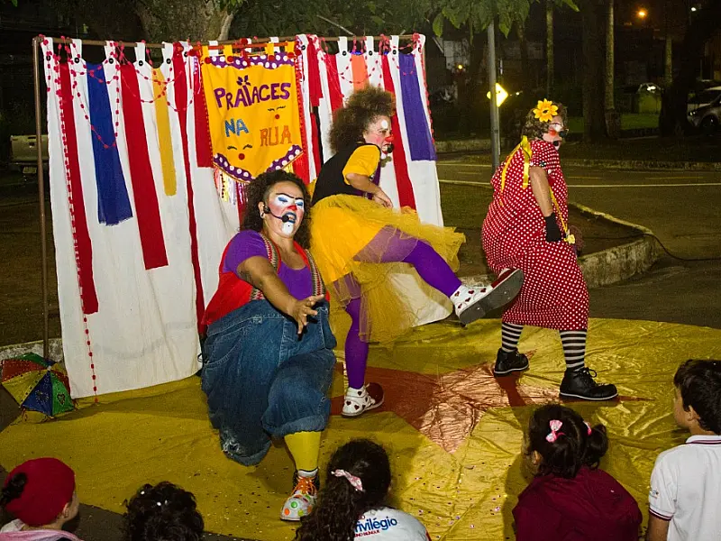 Teatro Calunga chama atenção de moradores do Japuí