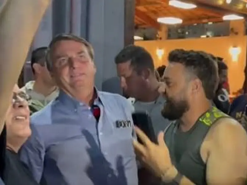 Presidente Jair Bolsonaro fecha o dia em restaurante e é aplaudido por apoiadores; veja vídeo