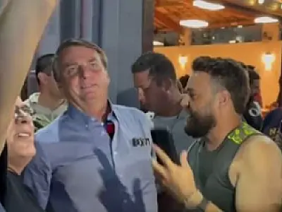 Presidente Jair Bolsonaro fecha o dia em restaurante e é aplaudido por apoiadores; veja vídeo