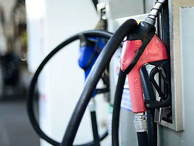 Gasolina fica abaixo de R$ 6 e cai 17,4% no mês