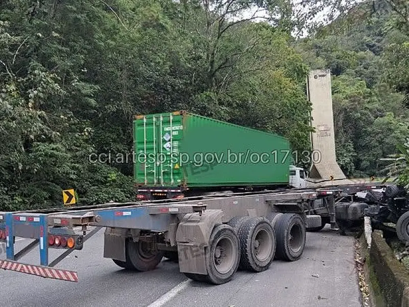 Caminhão colide com defensa metálica e causa congestionamento na SP-055 em Santos