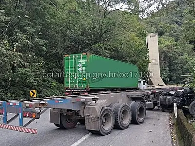 Caminhão colide com defensa metálica e causa congestionamento na SP-055 em Santos