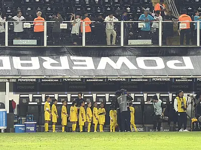 Crianças de São Vicente entram em campo com jogadores do Santos na Sul-Americana