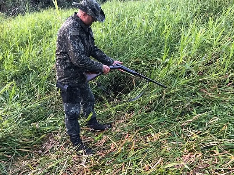 Caçador enterra armas para tentar ocultar crime ambiental em Iguape