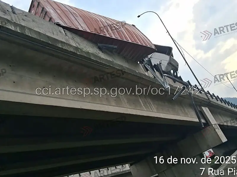 Tombamento de carreta gera pânico e interdita alça da Imigrantes em Cubatão