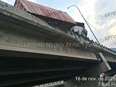 Tombamento de carreta gera pânico e interdita alça da Imigrantes em Cubatão