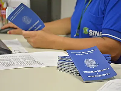 Desemprego cai para 6,4% entre julho e setembro, diz IBGE