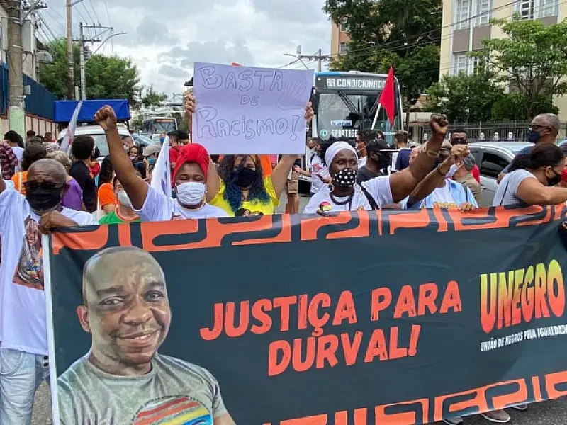 Pessoas pedem justiça por homem morto ao chegar em casa