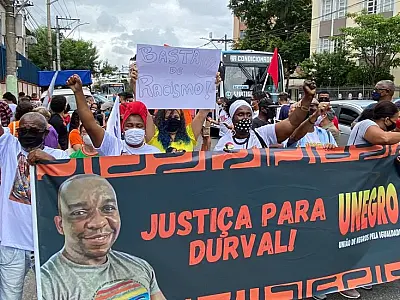 Pessoas pedem justiça por homem morto ao chegar em casa