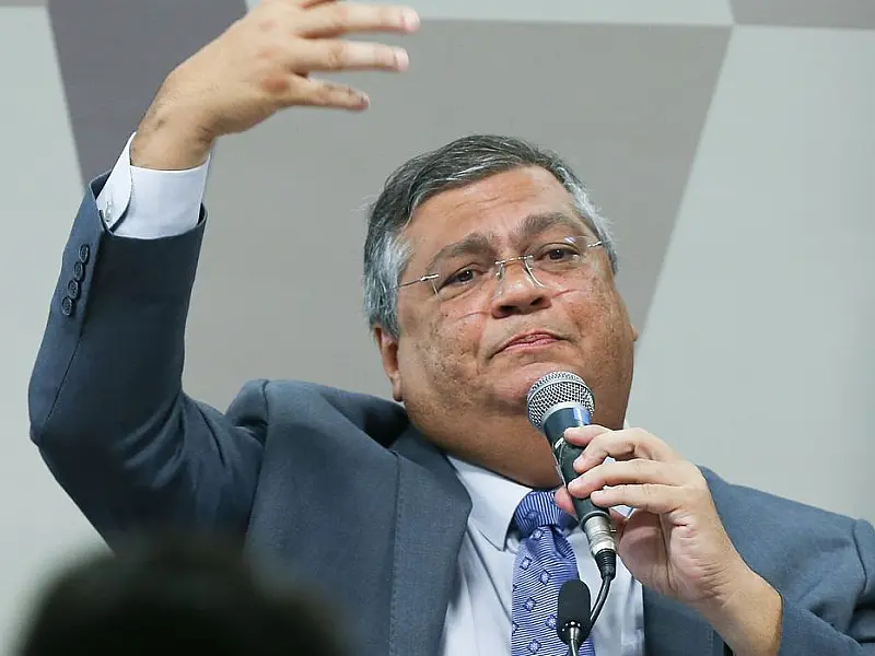 "Não podemos ser escravos de algoritmos", diz ministro da Justiça
