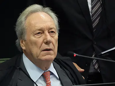 Lula formaliza, em decreto, aposentadoria de Lewandowski