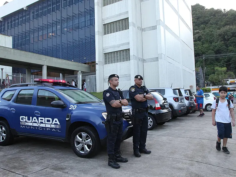 Escolas municipais de Santos terão botão de alerta, segurança e reforço no monitoramento