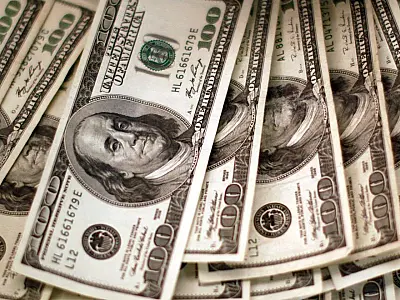 Dólar tem leve alta em volta do feriado