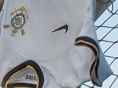 Corinthians lança camisa inspirada nos títulos da Libertadores e do Mundial