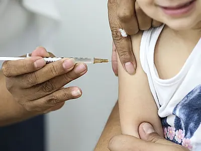 Oito cidades da Baixada vacinam crianças sem comorbidades nos próximos dias