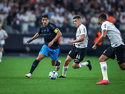 Corinthians e Grêmio empatam em jogo maluco de viradas e 8 gols em Itaquera