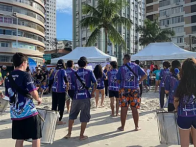 Mutirão de limpeza retira mais de 300 kg de resíduos da Praia do Gonzaguinha, em São Vicente