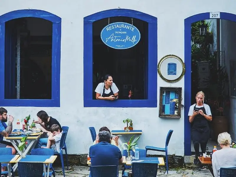 Confiança do empresariado recua, mas setor de bares e restaurantes segue resiliente