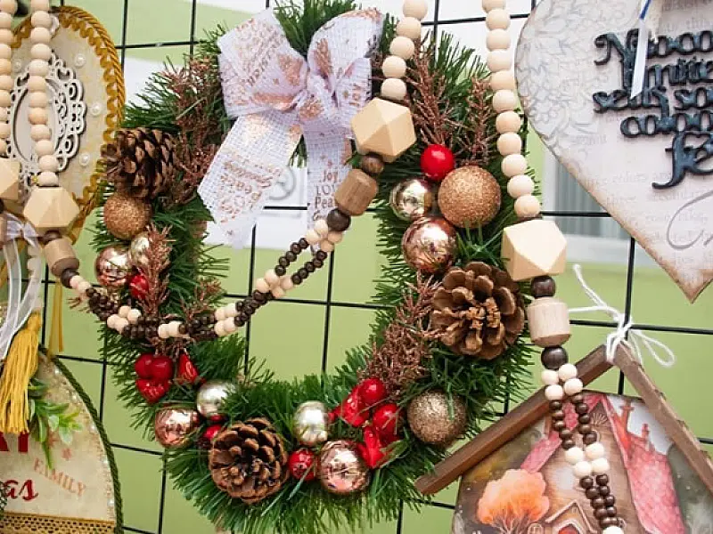 Feira de Natal reúne artesãs de São Vicente no Paço Municipal