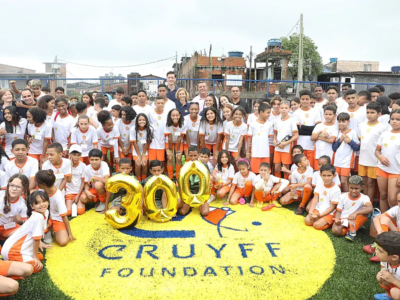 Cruyff Court Pelé é inaugurado em Santos e reúne os legados de dois ícones do futebol